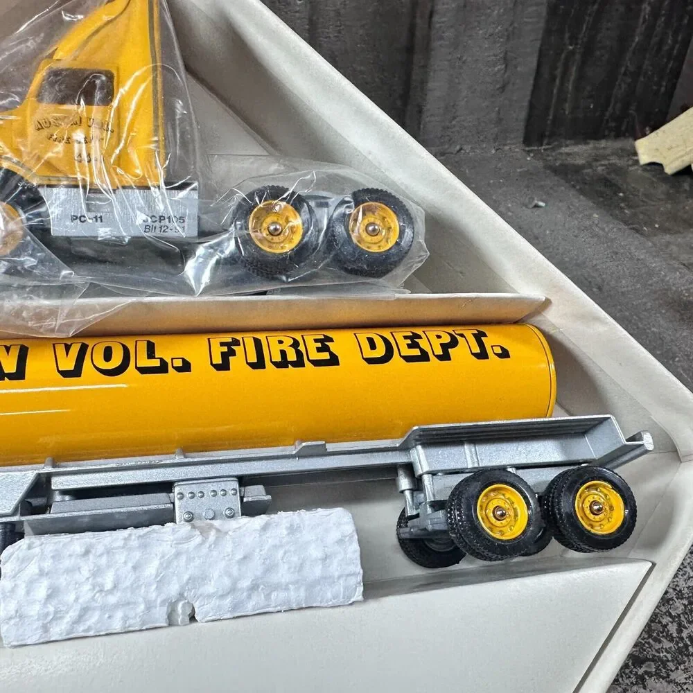 WINROSS‎ TRUCK AUSTIN VOLUNTEER FIRE DEPARTMENT 1/64